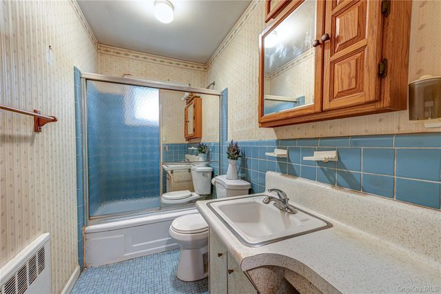 380 W Gates Avenue, Lindenhurst, NY 11757