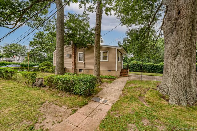 380 W Gates Avenue, Lindenhurst, NY 11757