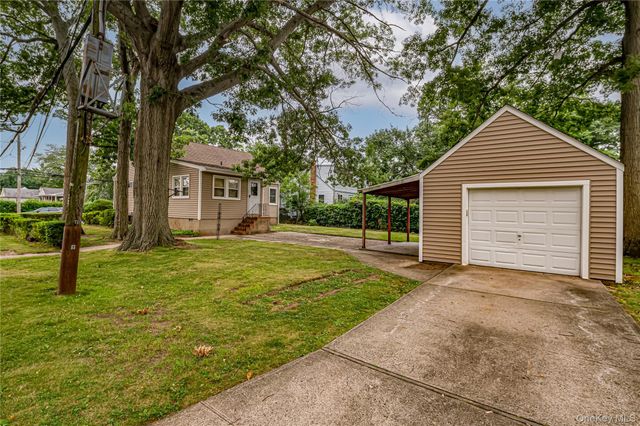 380 W Gates Avenue, Lindenhurst, NY 11757