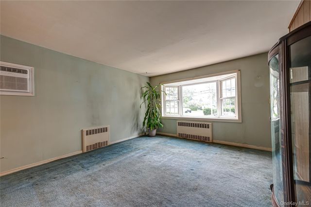 380 W Gates Avenue, Lindenhurst, NY 11757