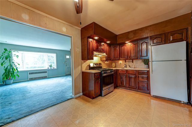 380 W Gates Avenue, Lindenhurst, NY 11757