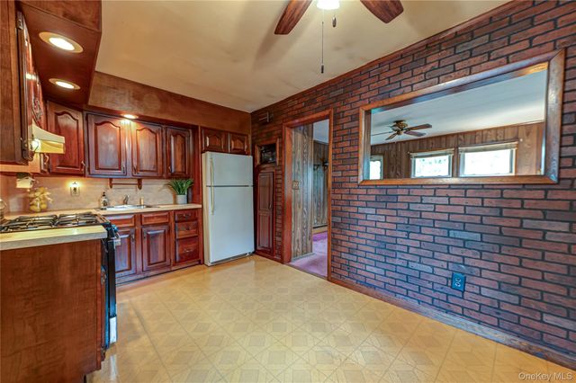 380 W Gates Avenue, Lindenhurst, NY 11757