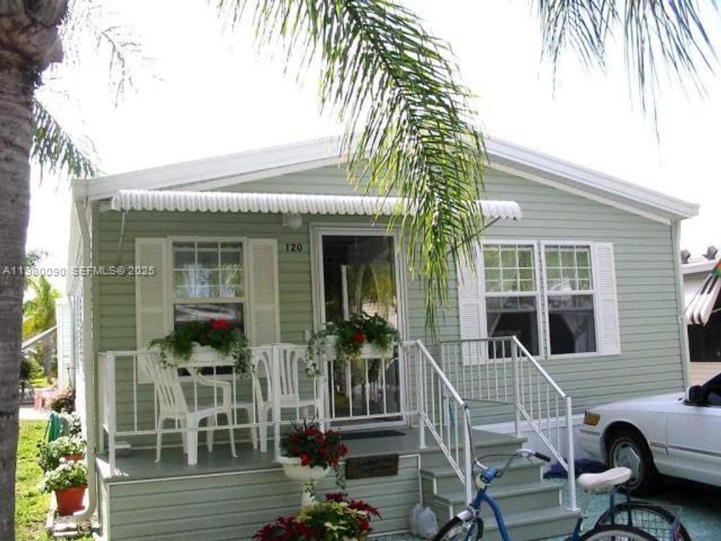 Image 1 of property listing at 120 Caravan CIR, Other City - In The State Of Florida, FL 33903