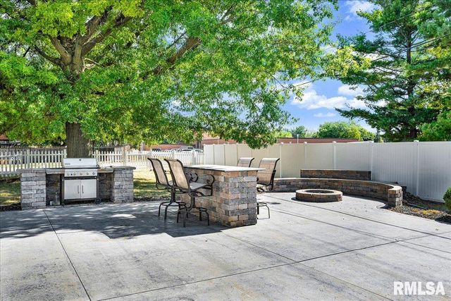5501 N HOLLY HEDGES Court, Peoria, IL 61614