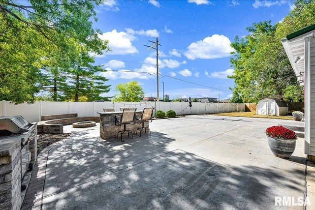 5501 N HOLLY HEDGES Court, Peoria, IL 61614