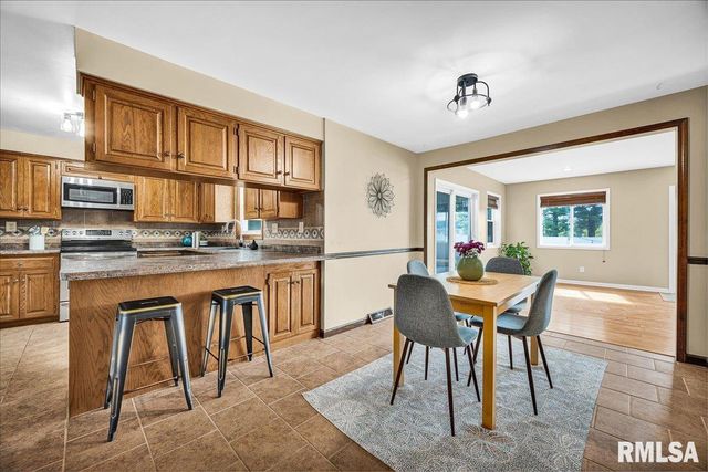 5501 N HOLLY HEDGES Court, Peoria, IL 61614