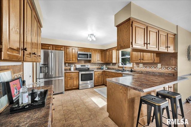 5501 N HOLLY HEDGES Court, Peoria, IL 61614