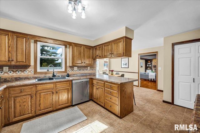 5501 N HOLLY HEDGES Court, Peoria, IL 61614