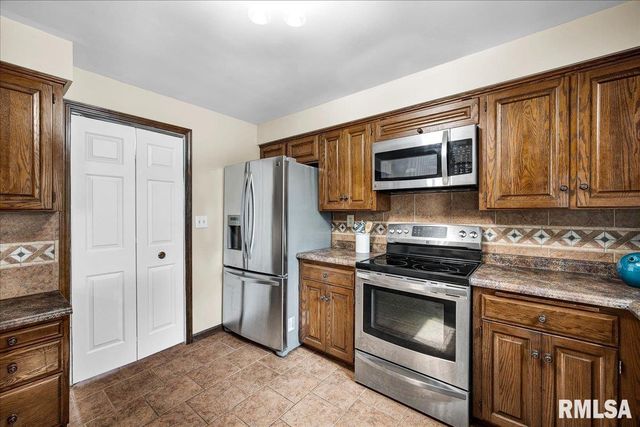 5501 N HOLLY HEDGES Court, Peoria, IL 61614