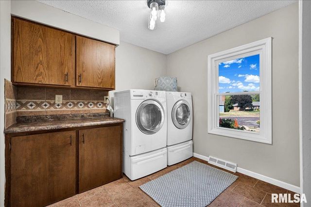 5501 N HOLLY HEDGES Court, Peoria, IL 61614