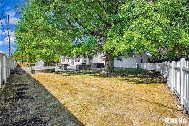 5501 N HOLLY HEDGES Court, Peoria, IL 61614