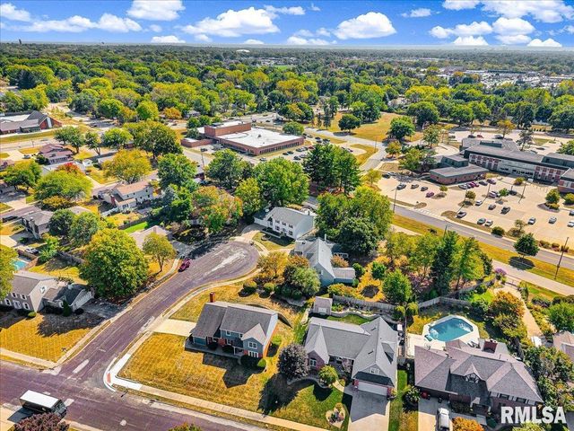 5501 N HOLLY HEDGES Court, Peoria, IL 61614