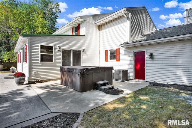 5501 N HOLLY HEDGES Court, Peoria, IL 61614