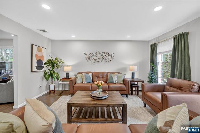 18 Stonewall Court, Mahwah, NJ 07430