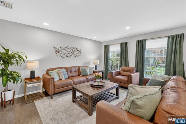 18 Stonewall Court, Mahwah, NJ 07430