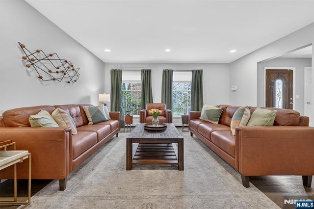 18 Stonewall Court, Mahwah, NJ 07430