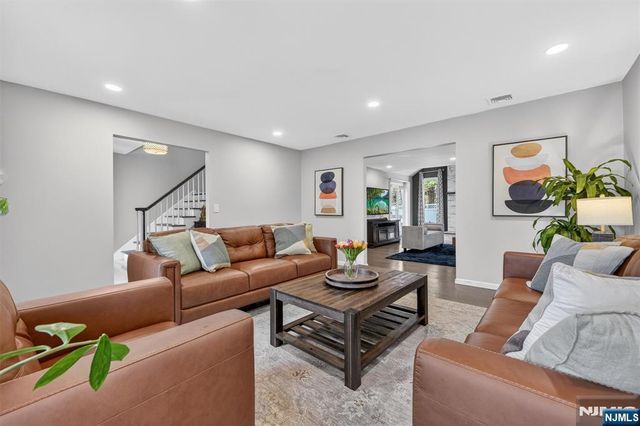 18 Stonewall Court, Mahwah, NJ 07430