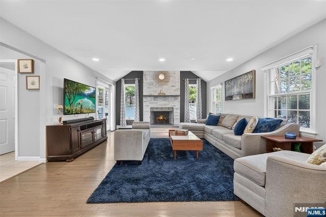 18 Stonewall Court, Mahwah, NJ 07430