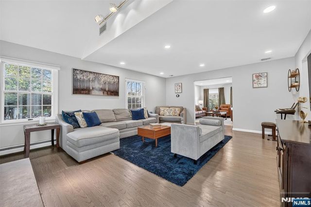 18 Stonewall Court, Mahwah, NJ 07430