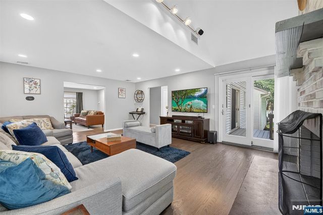 18 Stonewall Court, Mahwah, NJ 07430