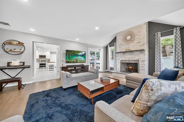 18 Stonewall Court, Mahwah, NJ 07430