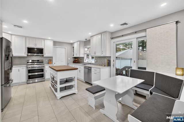 18 Stonewall Court, Mahwah, NJ 07430