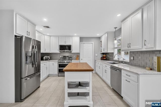 18 Stonewall Court, Mahwah, NJ 07430