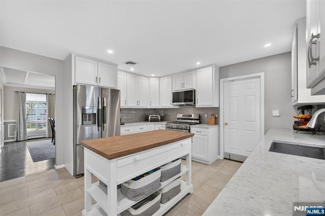 18 Stonewall Court, Mahwah, NJ 07430