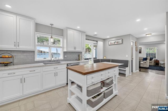 18 Stonewall Court, Mahwah, NJ 07430