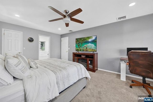 18 Stonewall Court, Mahwah, NJ 07430