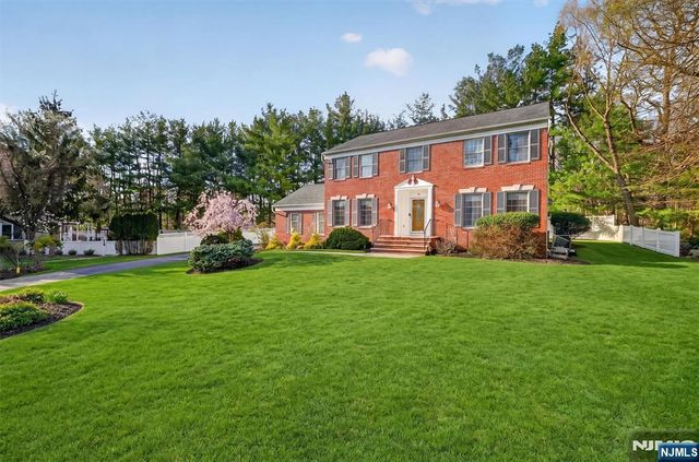 18 Stonewall Court, Mahwah, NJ 07430