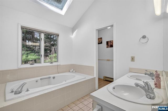 18 Stonewall Court, Mahwah, NJ 07430