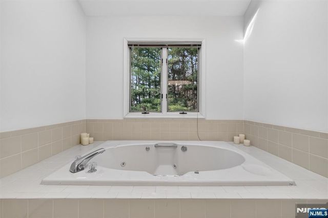 18 Stonewall Court, Mahwah, NJ 07430