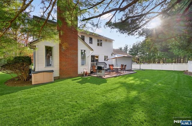 18 Stonewall Court, Mahwah, NJ 07430