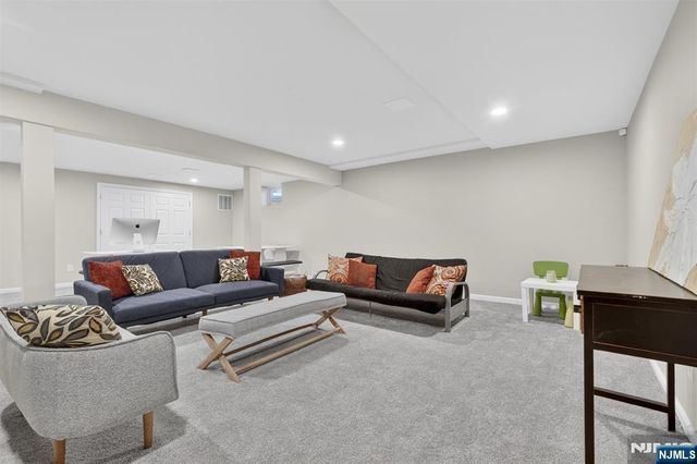 18 Stonewall Court, Mahwah, NJ 07430