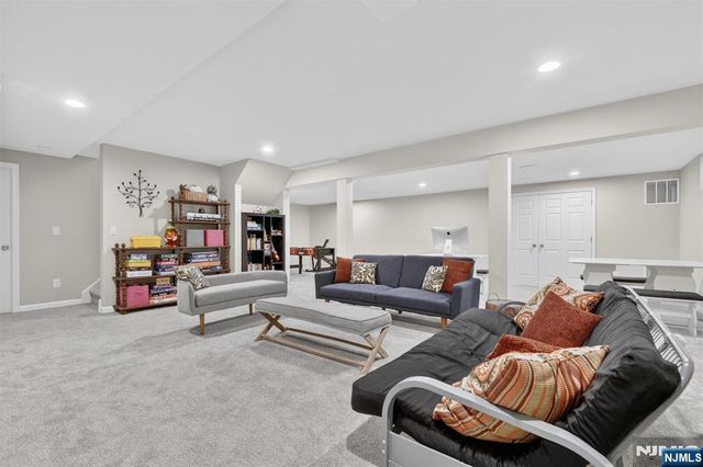 18 Stonewall Court, Mahwah, NJ 07430