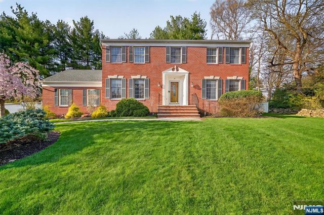 18 Stonewall Court, Mahwah, NJ 07430