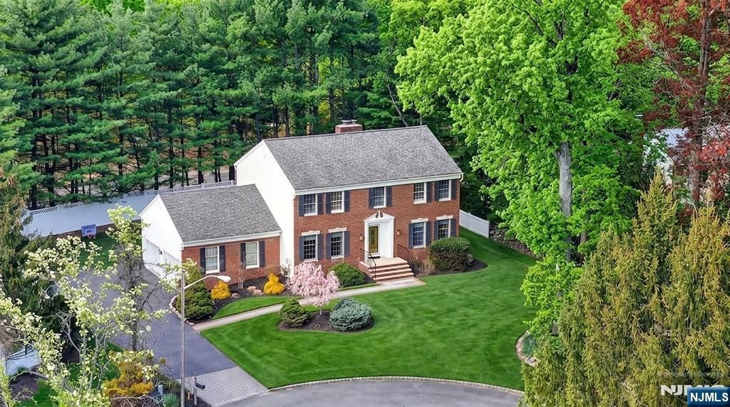 18 Stonewall Court, Mahwah, NJ 07430