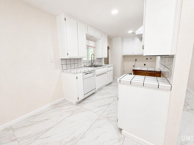3404 Cardamon Drive, Bakersfield, CA 93309
