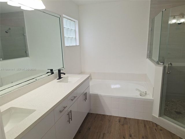 446 Lakeside Cir, Sunrise, FL 33326