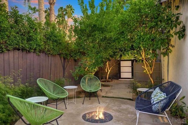 2118 S Gene Autry Trl, Palm Springs, CA 92264