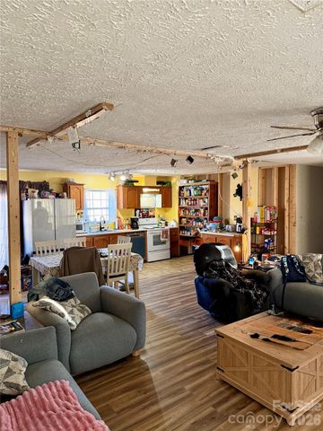 600 Scottdale Road, Canton, NC 28716