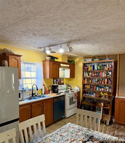 600 Scottdale Road, Canton, NC 28716