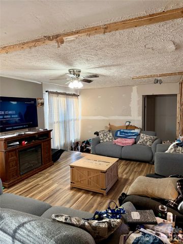 600 Scottdale Road, Canton, NC 28716