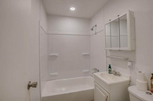 965 Cabin Road, Harrah, OK 73045