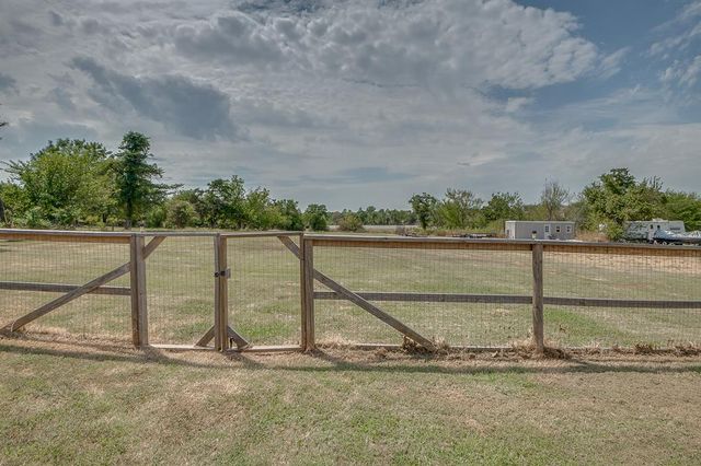 965 Cabin Road, Harrah, OK 73045