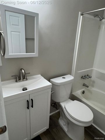22447 Oaklane Street, Warren, MI 48089