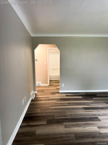 22447 Oaklane Street, Warren, MI 48089