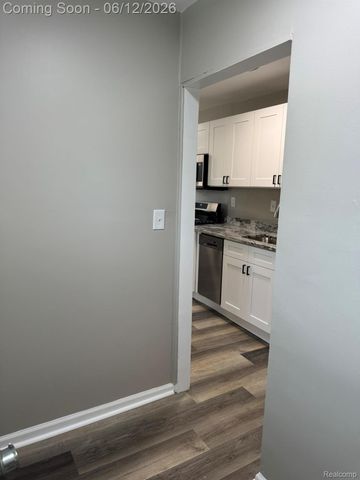 22447 Oaklane Street, Warren, MI 48089