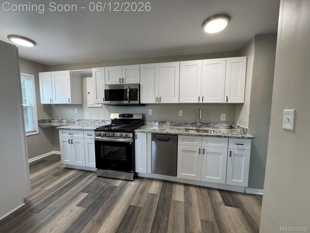 22447 Oaklane Street, Warren, MI 48089